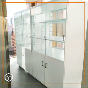 Vitrina con puertas y entrepaños en vidrio.