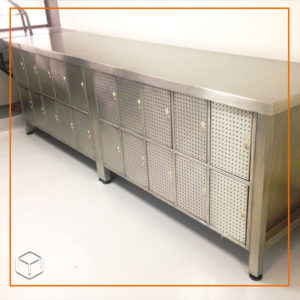 Locker metálico con puertas microperforadas.